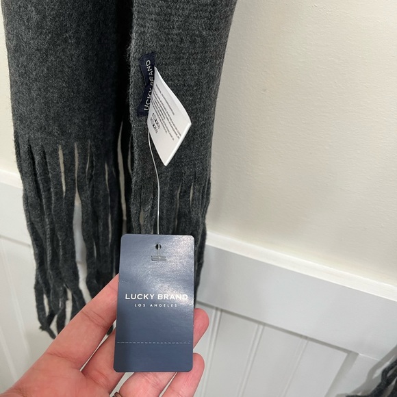 NWT Lucky Brand Fringe Scarf Grey - Picture 6 of 7